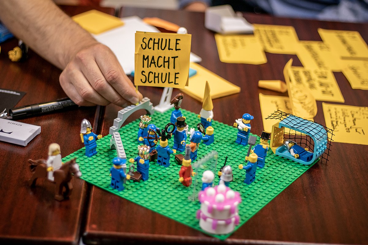 Mit Lego-Figuren wurde das Zukunftsbild unter dem Titel "Schule macht Schule" visualisiert.