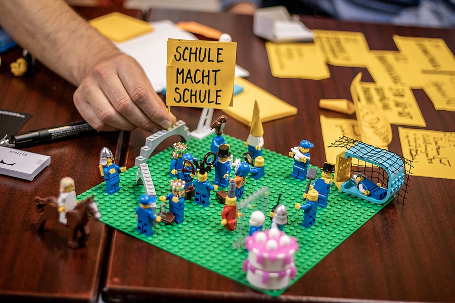 Mit Lego-Figuren wurde das Zukunftsbild unter dem Titel "Schule macht Schule" visualisiert.