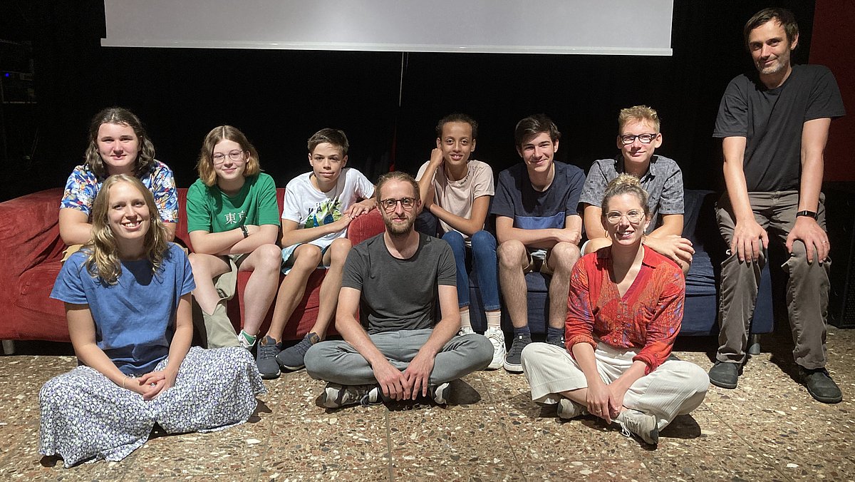 Gruppenfoto mit den sechs Jugendlichen, die am Workshop teilgenommen haben, zusammen mit den vier Mitarbeitenden der Filmuniversität Babelsberg